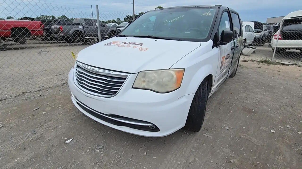 Photo of 2014 Chrysler Town & Country