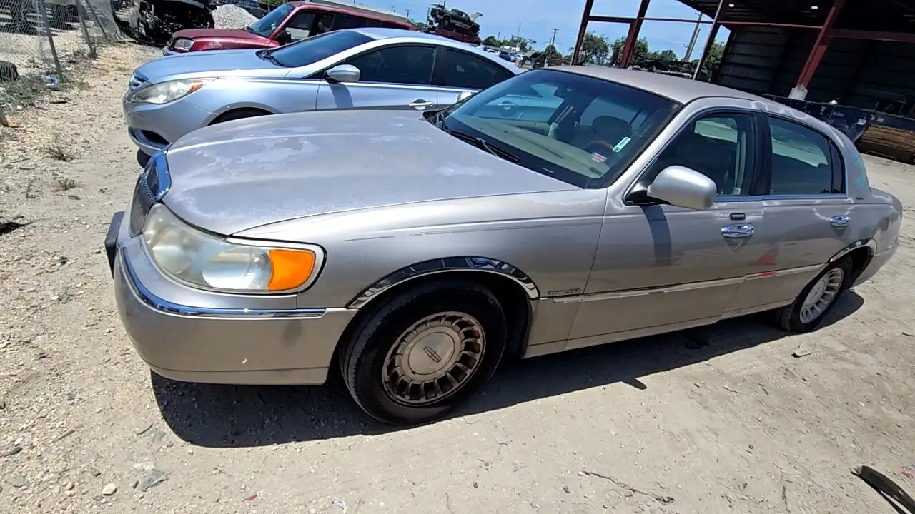 Photo of 2001 Lincoln Town Car