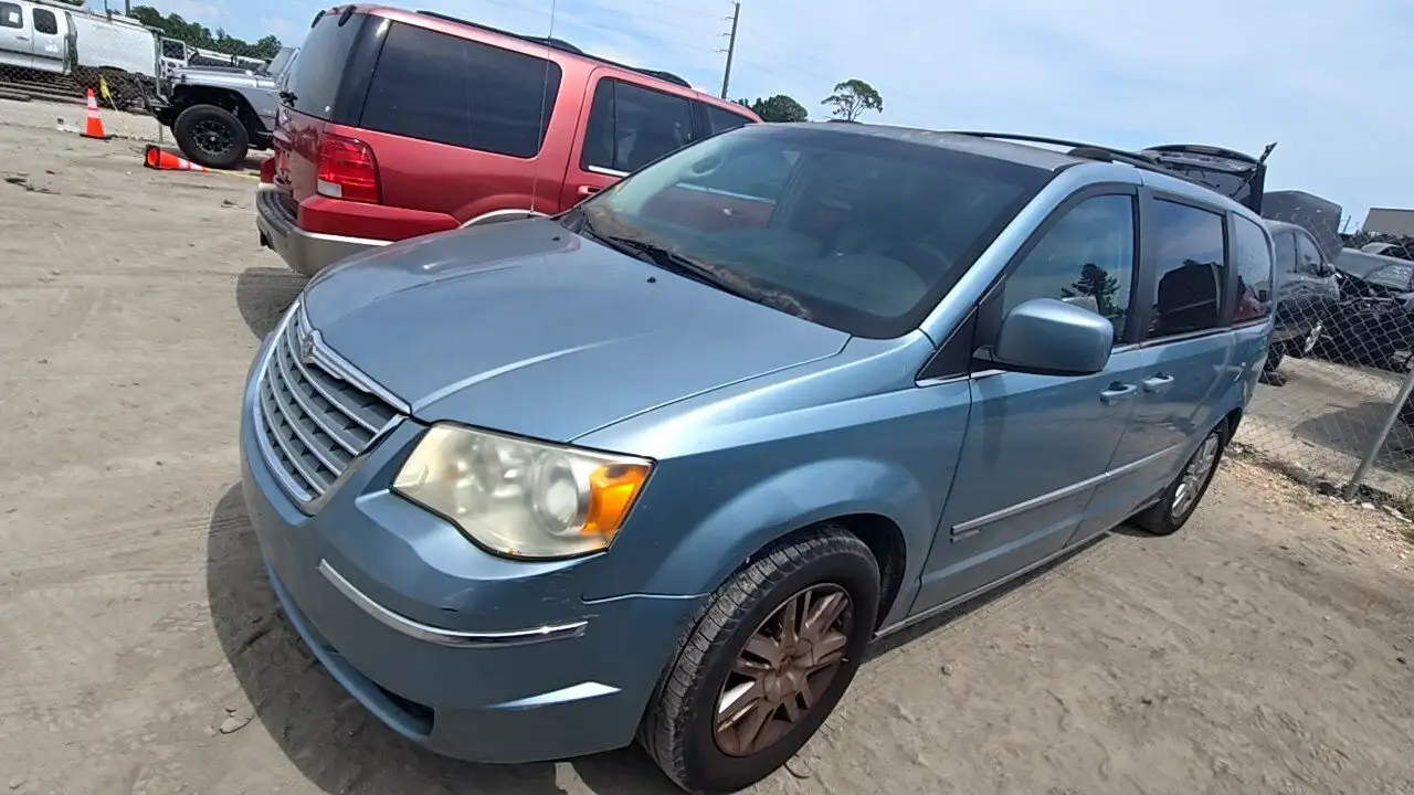 Photo of 2010 Chrysler Town & Country