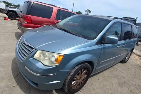 Photo of 2010 Chrysler Town & Country