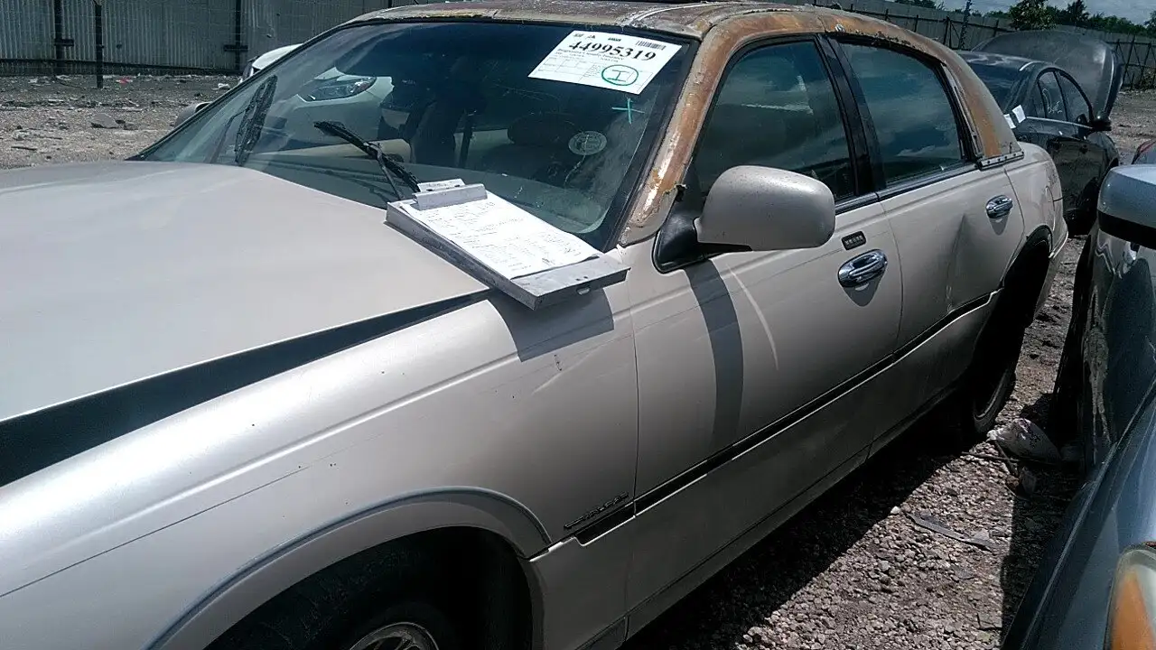 Photo of 2000 Lincoln Town Car