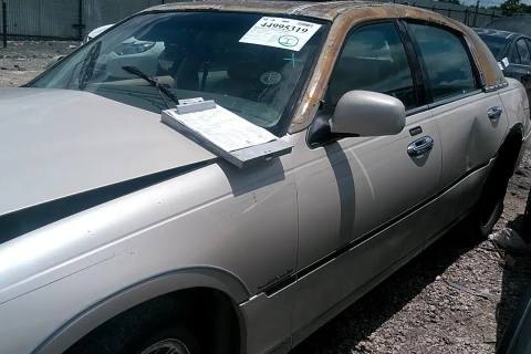 Photo of 2000 Lincoln Town Car