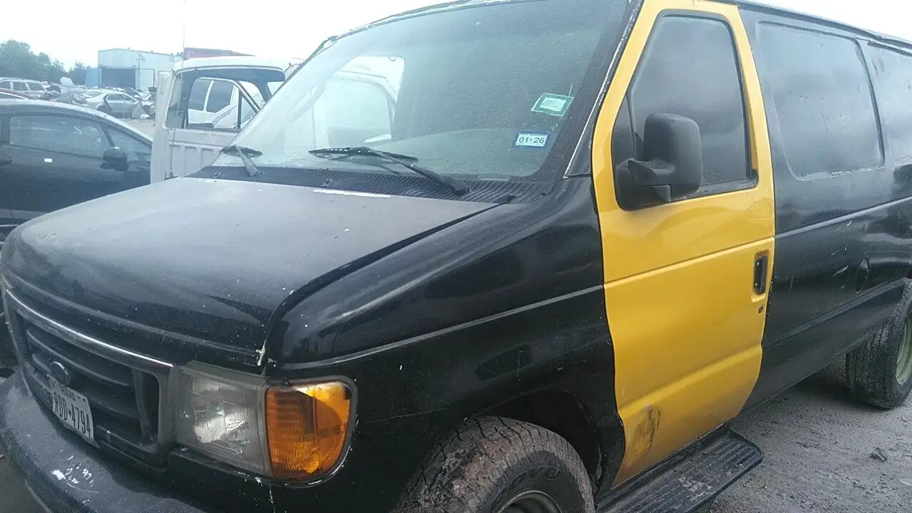 Photo of 2003 Ford E-350 Super Duty