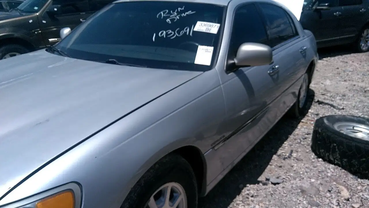 Photo of 2001 Lincoln Town Car
