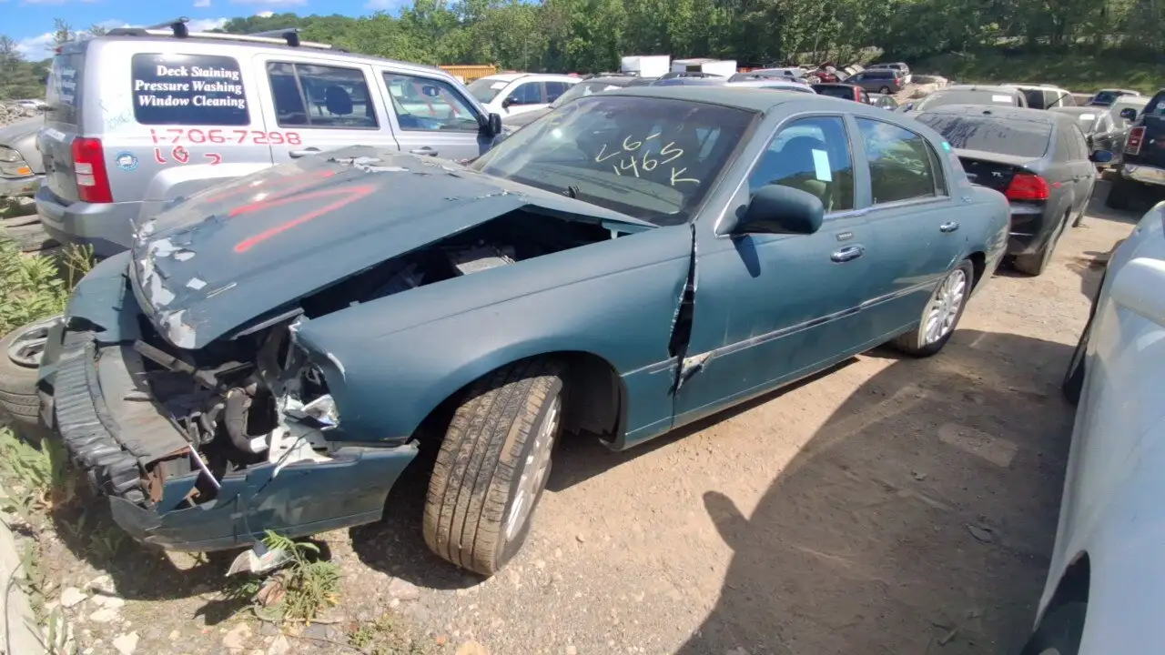 Photo of 2005 Lincoln Town Car