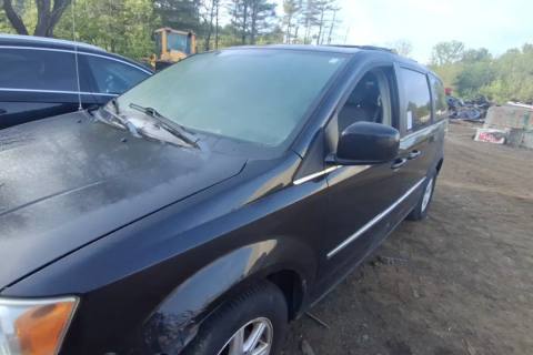 Photo of 2010 Chrysler Town & Country