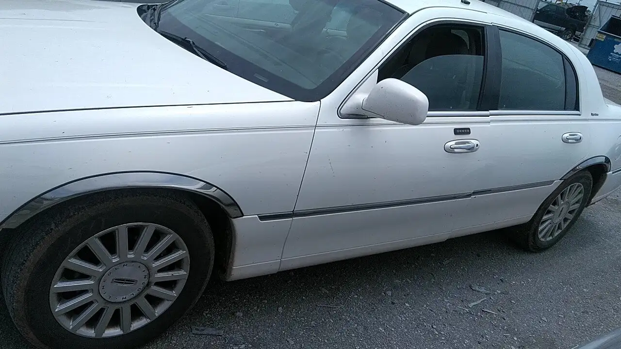 Photo of 2003 Lincoln Town Car