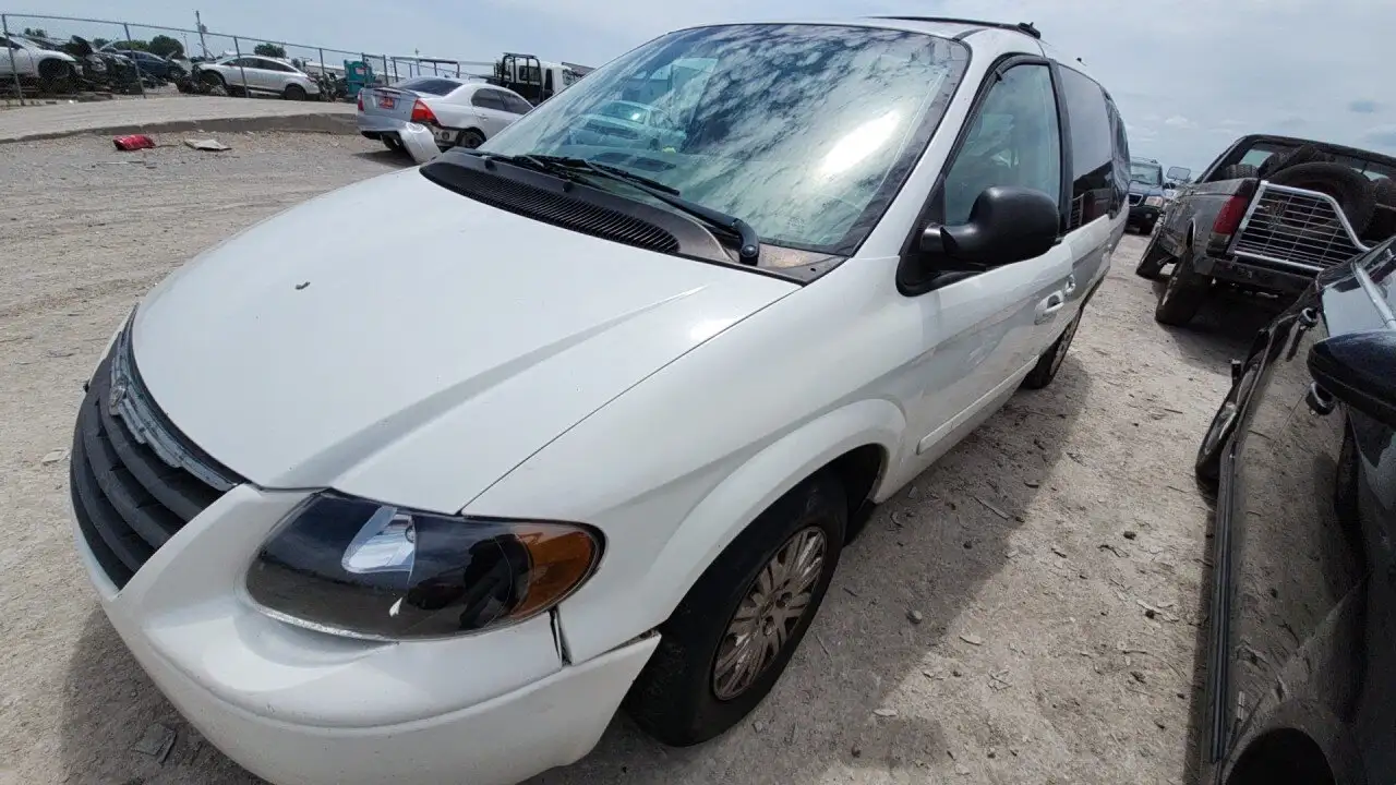 Photo of 2005 Chrysler Town & Country
