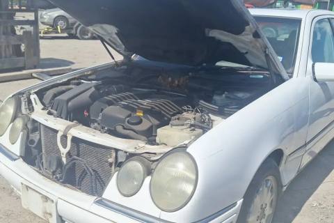 Photo of 1999 Mercedes-Benz E320