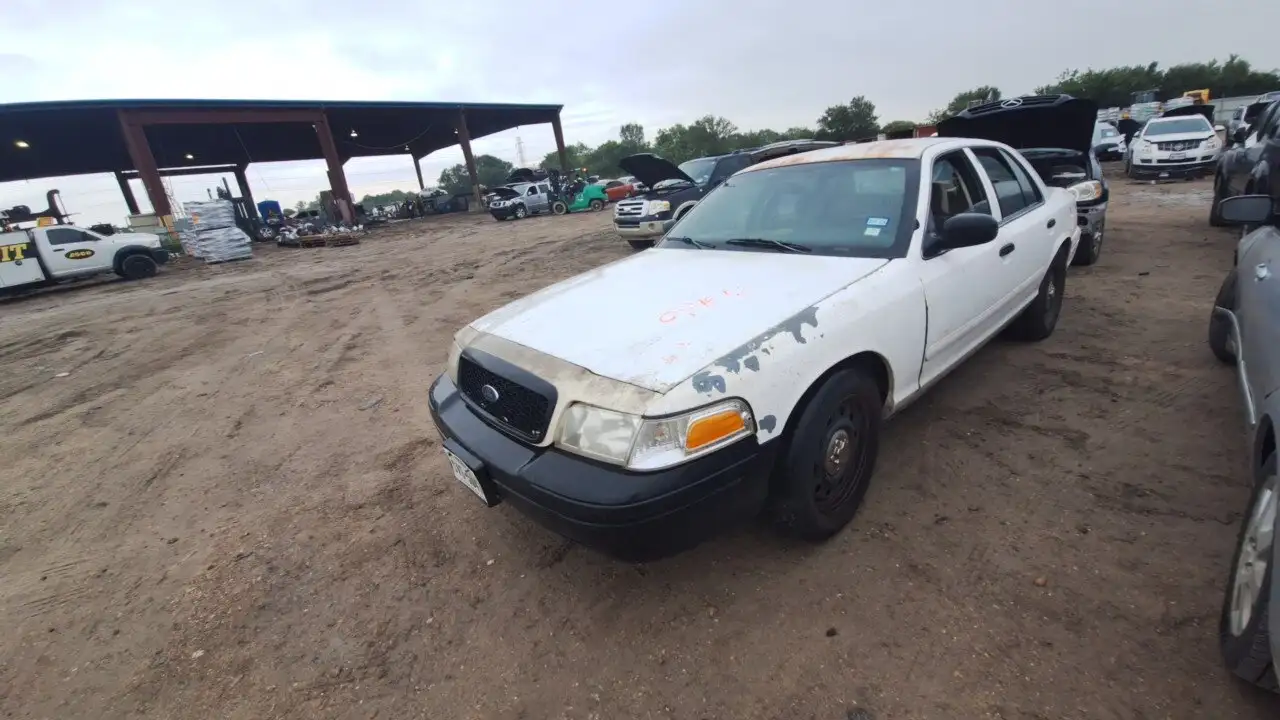 Photo of 2006 Ford Crown Victoria