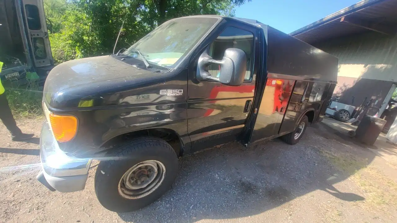 Photo of 2003 Ford E-350 Super Duty