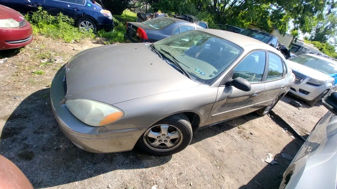 Photo of 2004 Ford Taurus