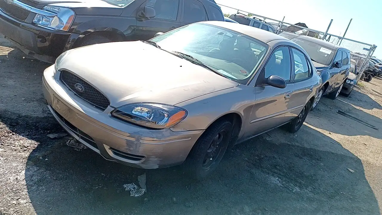 Photo of 2005 Ford Taurus