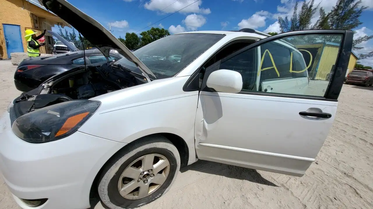 Photo of 2004 Toyota Sienna