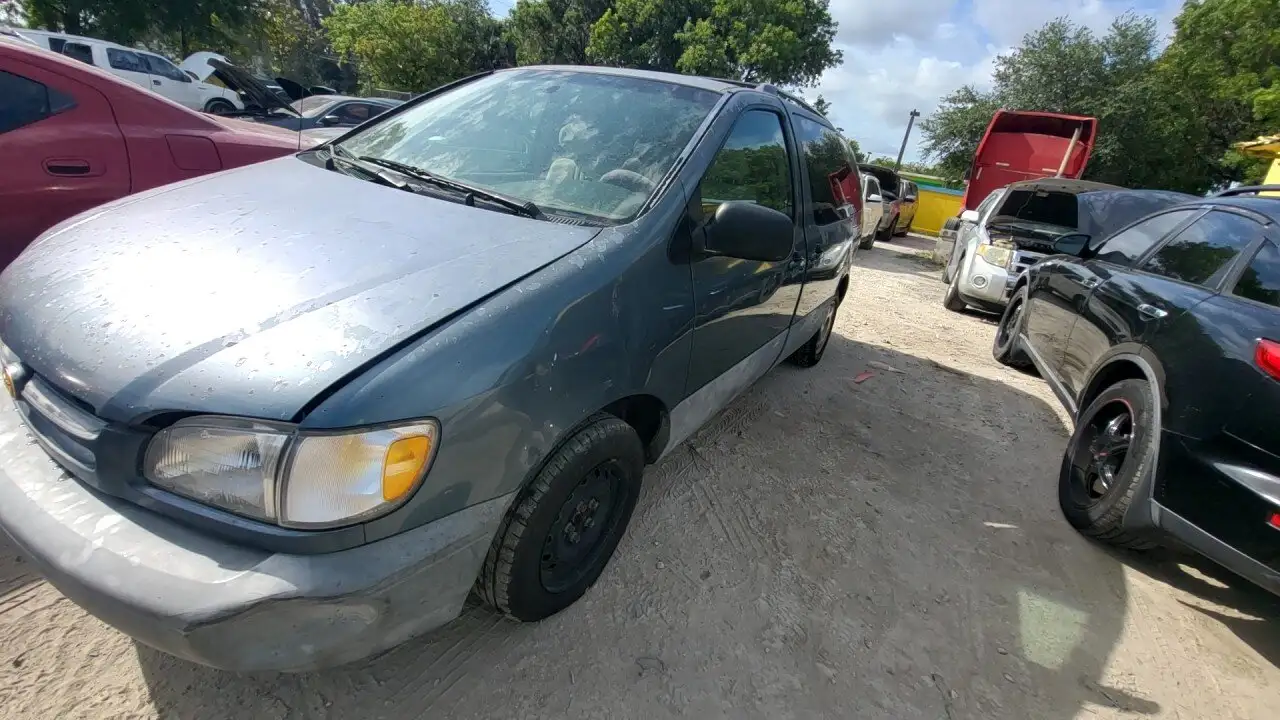 Photo of 2000 Toyota Sienna