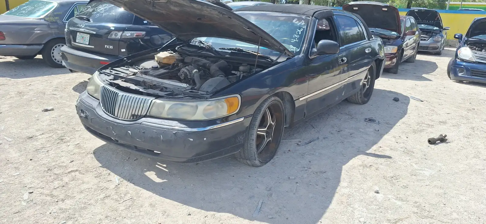 Photo of 1999 Lincoln Town Car