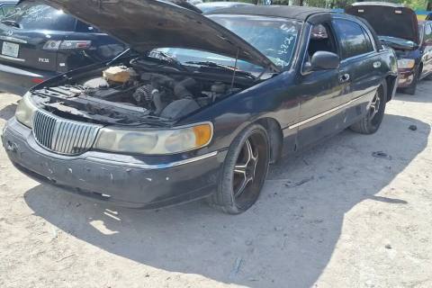 Photo of 1999 Lincoln Town Car