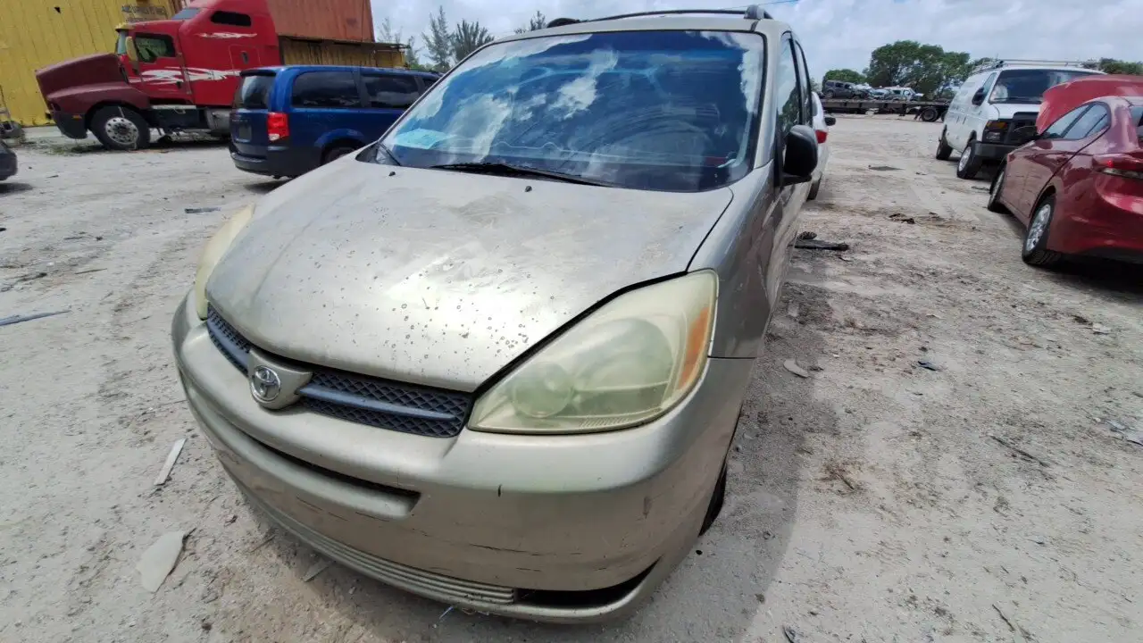 Photo of 2004 Toyota Sienna