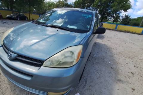 Photo of 2005 Toyota Sienna