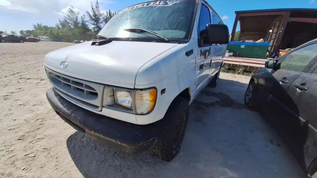 Photo of 2002 Ford E-350 Econoline Club Wagon