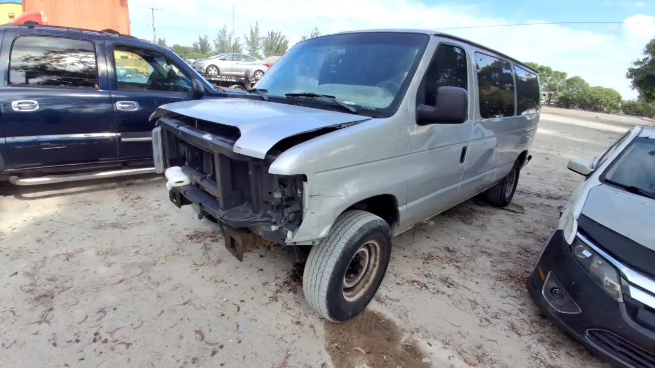 Photo of 2010 Ford E-350 Super Duty