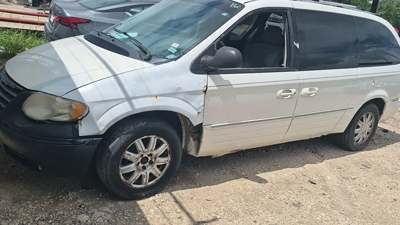 Photo of 2005 Chrysler Town & Country