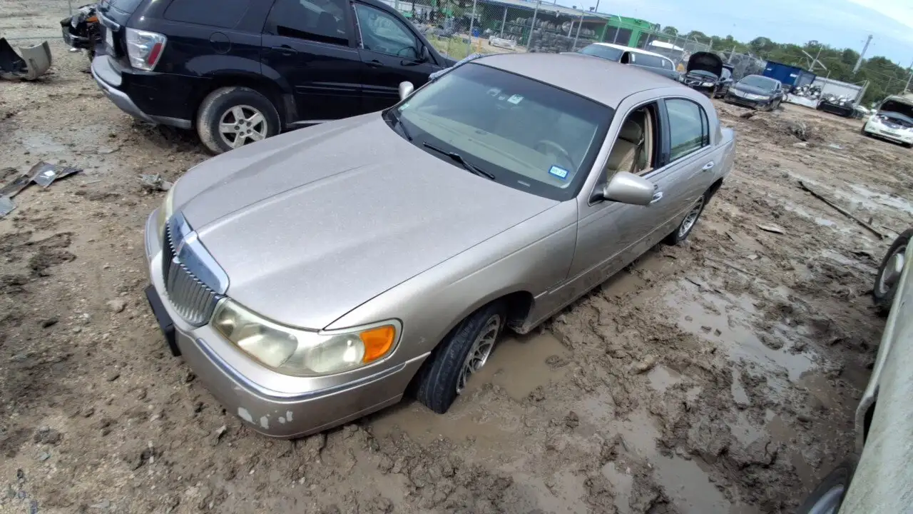 Photo of 2002 Lincoln Town Car