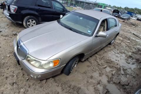 Photo of 2002 Lincoln Town Car