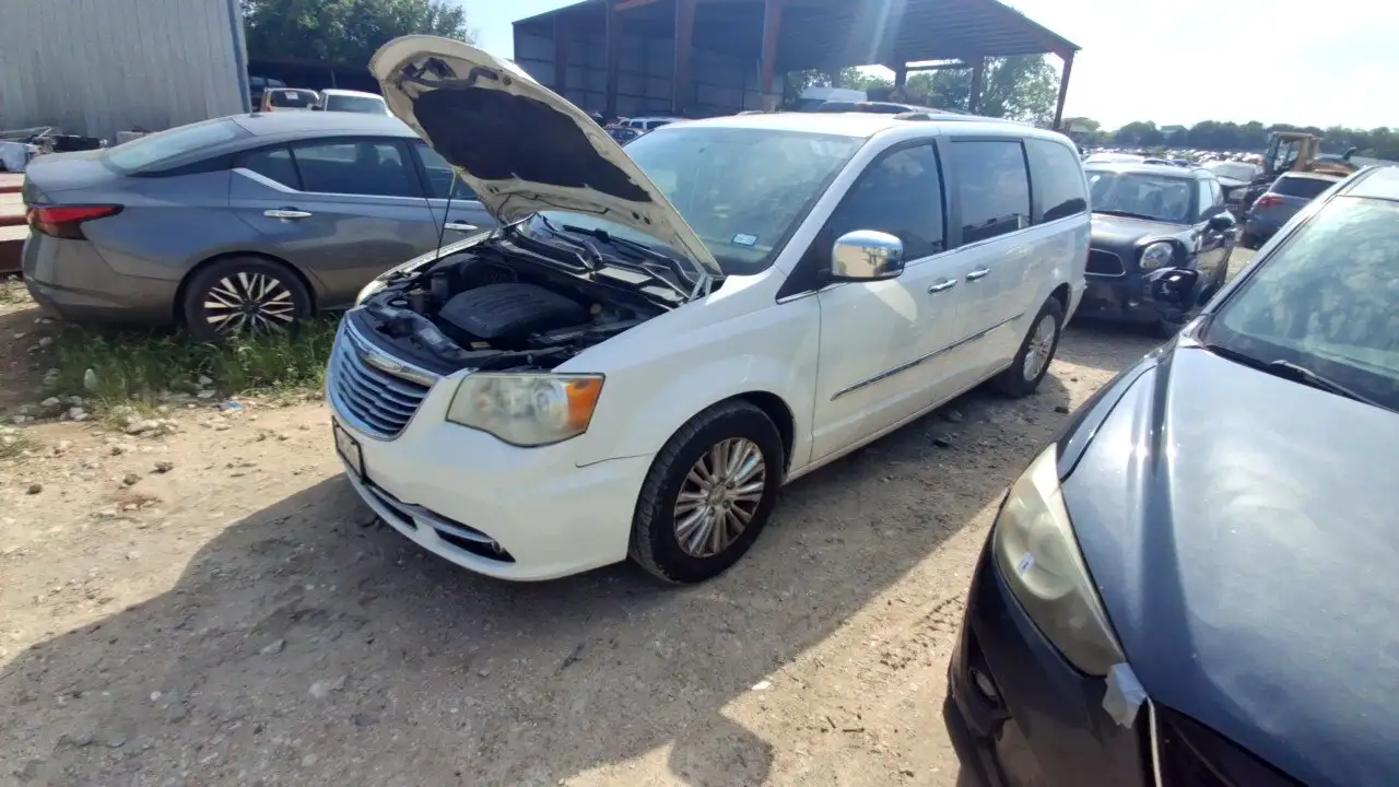 Photo of 2013 Chrysler Town & Country