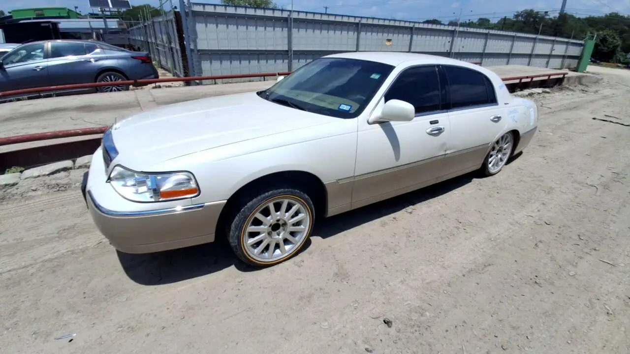 Photo of 2006 Lincoln Town Car