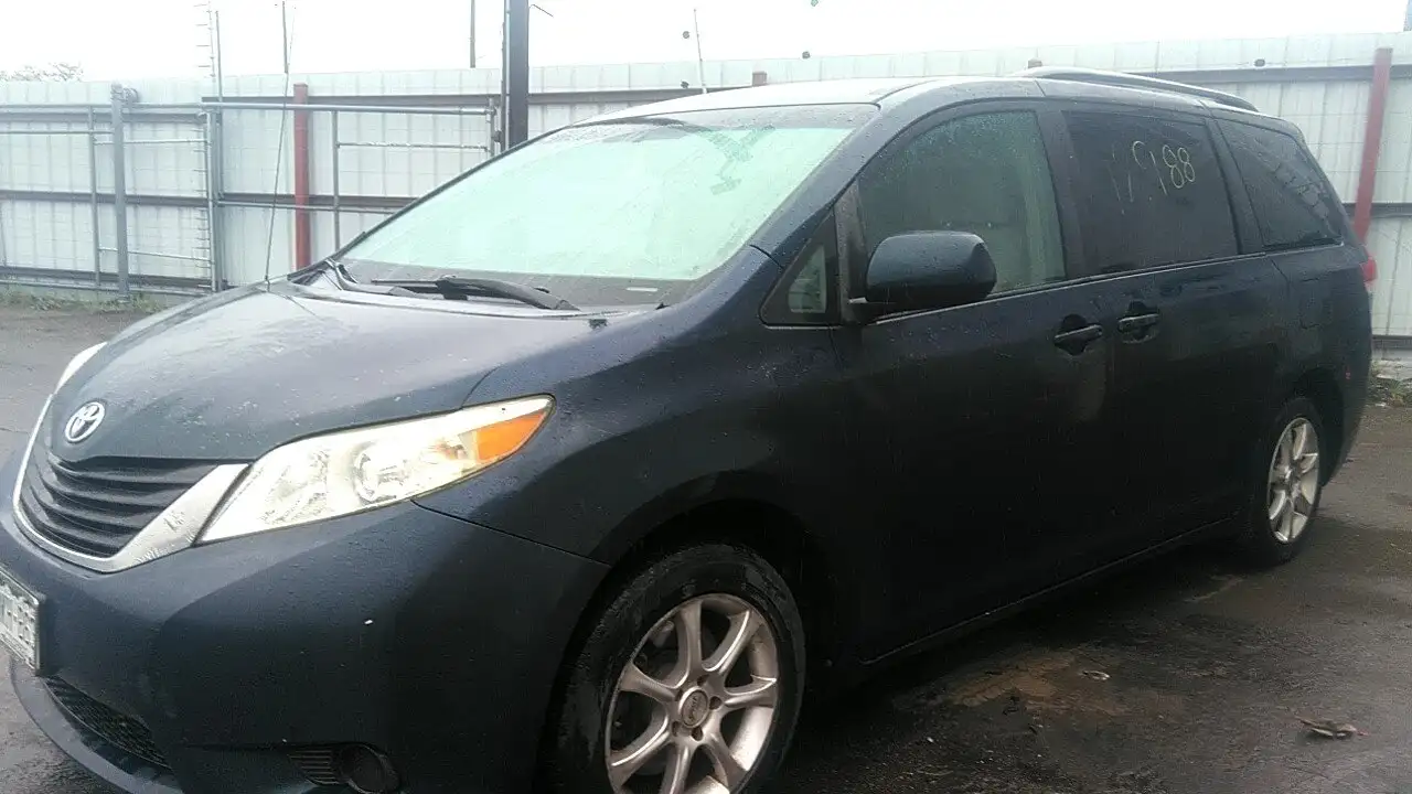 Photo of 2011 Toyota Sienna