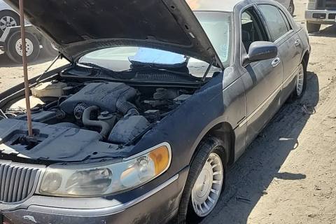 Photo of 1999 Lincoln Town Car