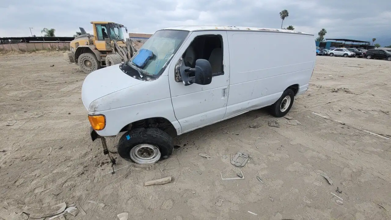Photo of 2005 Ford E-350 Super Duty