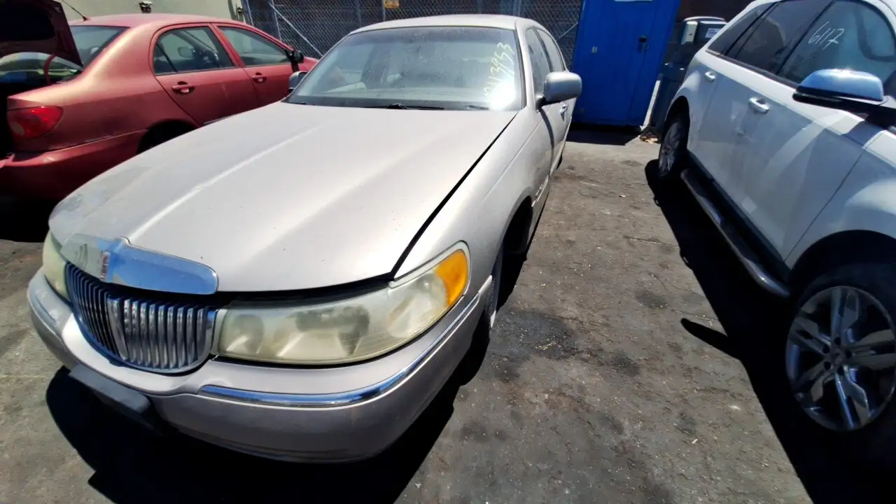 Photo of 2002 Lincoln Town Car