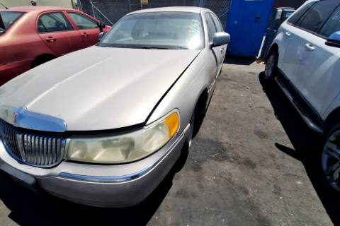 Photo of 2002 Lincoln Town Car