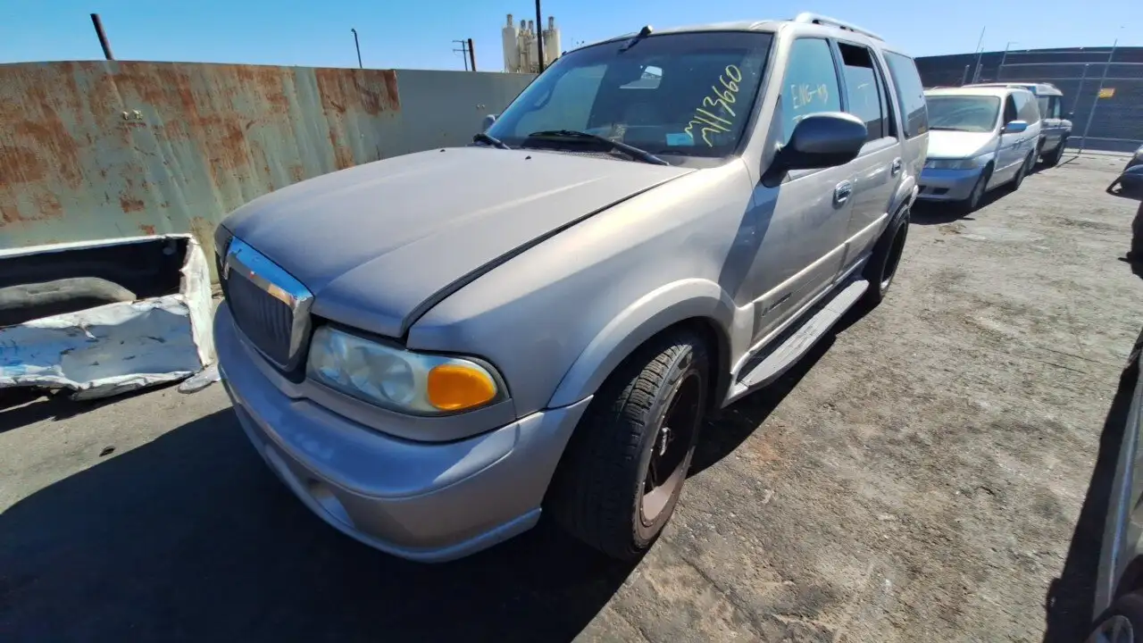 Photo of 2002 Lincoln Navigator