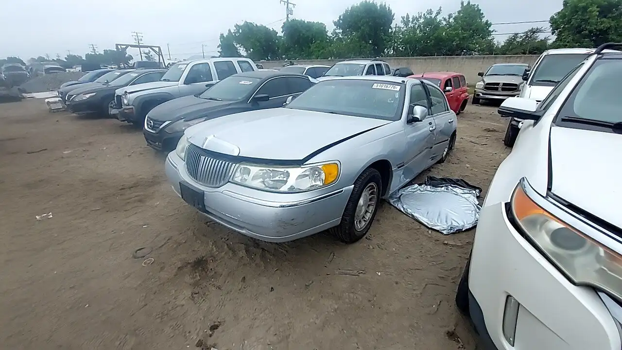 Photo of 2002 Lincoln Town Car