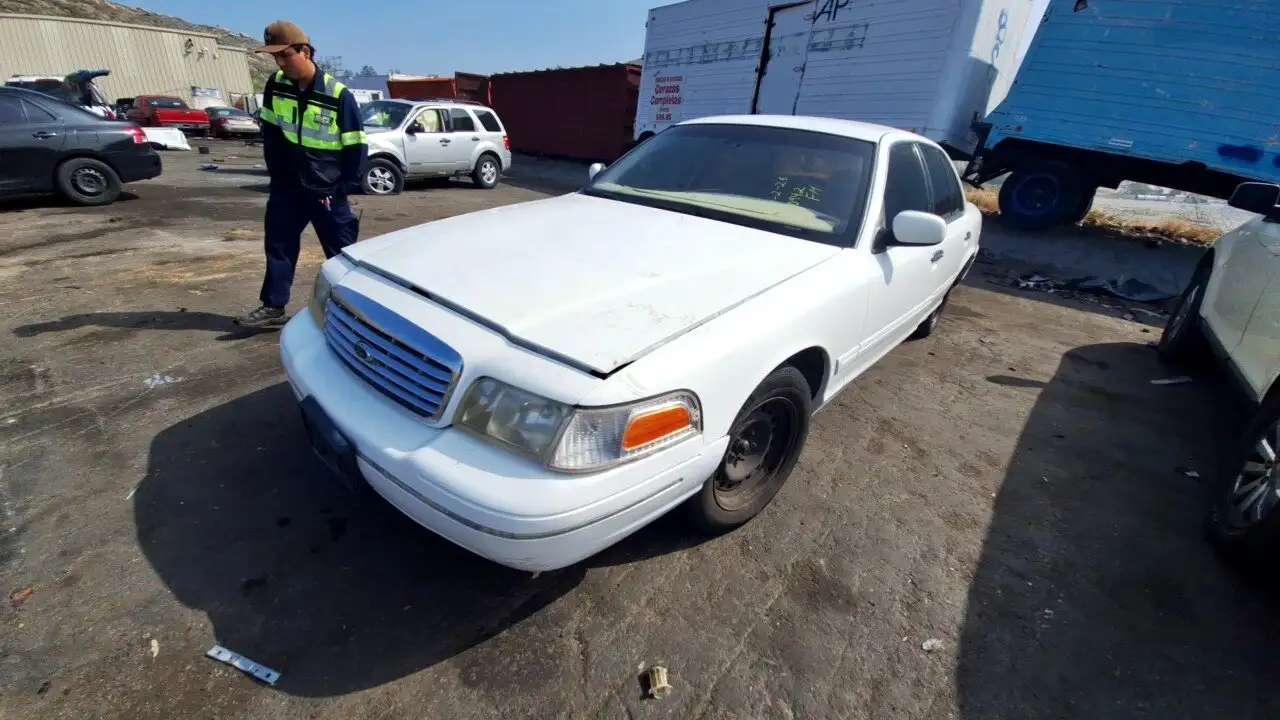 Photo of 2000 Ford Crown Victoria