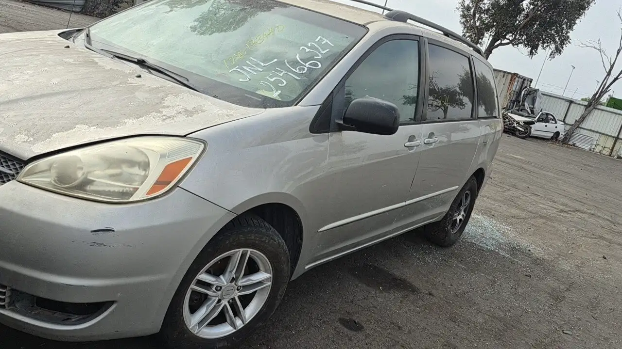 Photo of 2005 Toyota Sienna