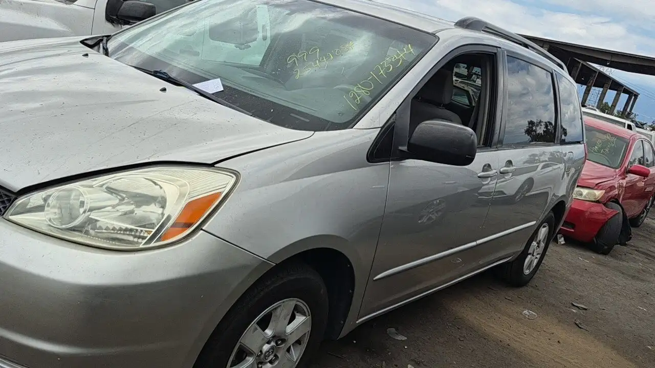 Photo of 2004 Toyota Sienna