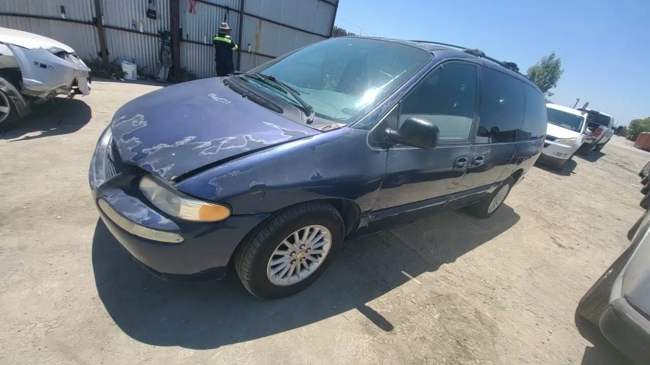 Photo of 2000 Chrysler Town & Country