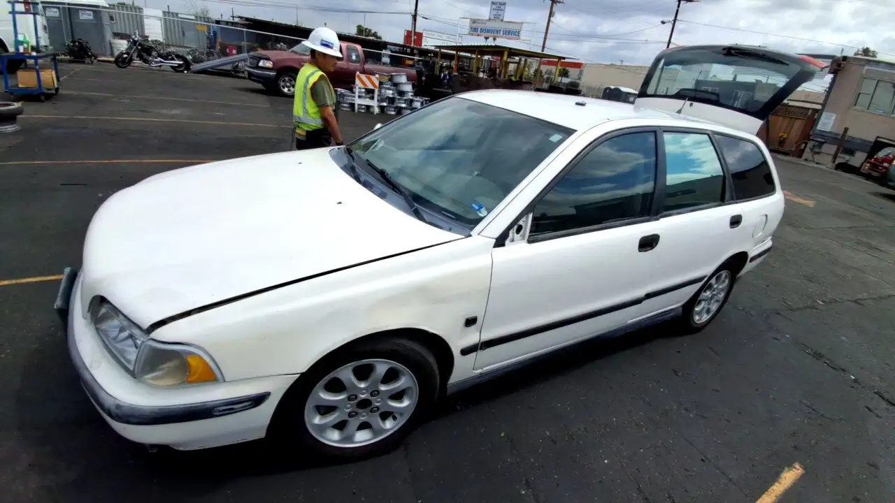 Photo of 2000 Volvo V40
