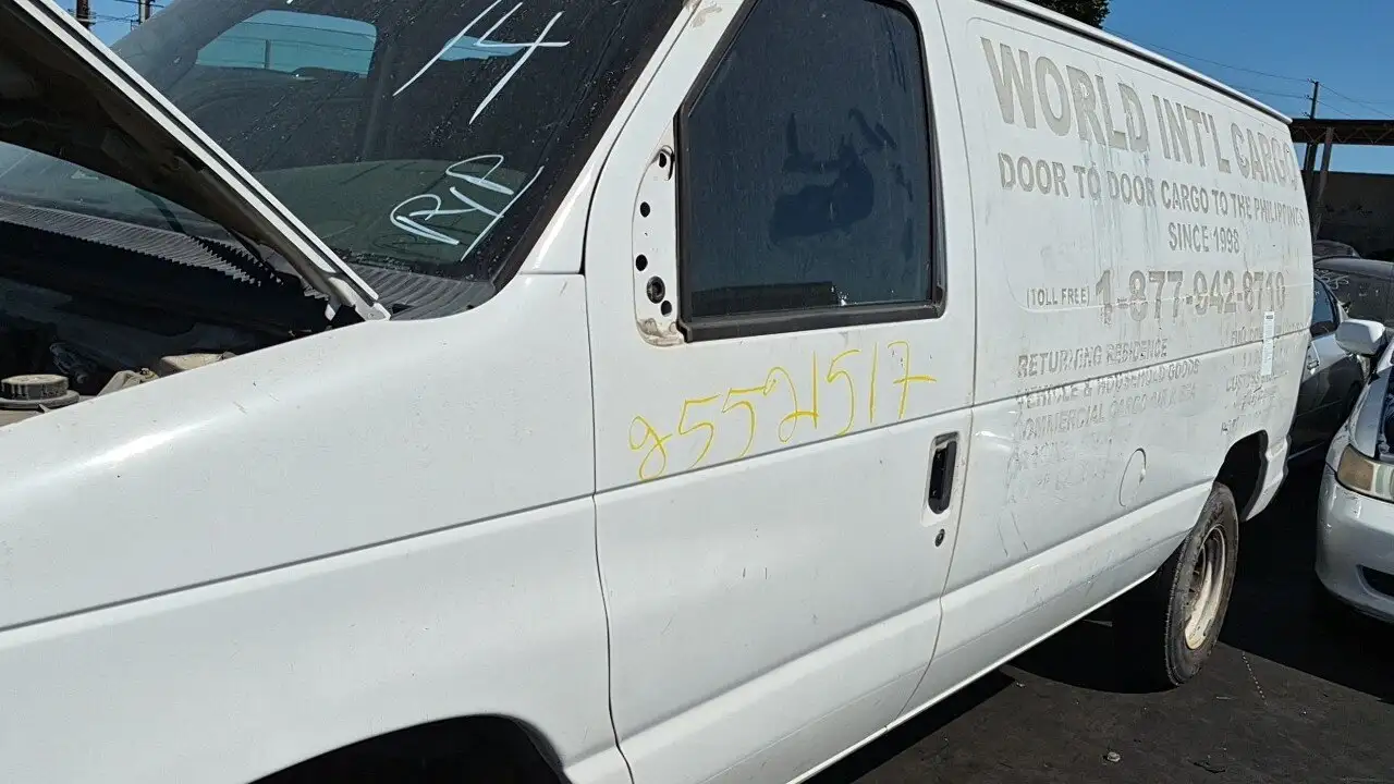 Photo of 2004 Ford E-350 Super Duty