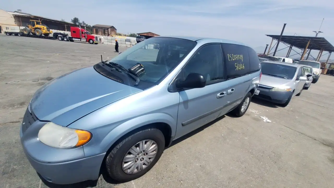 Photo of 2005 Chrysler Town & Country