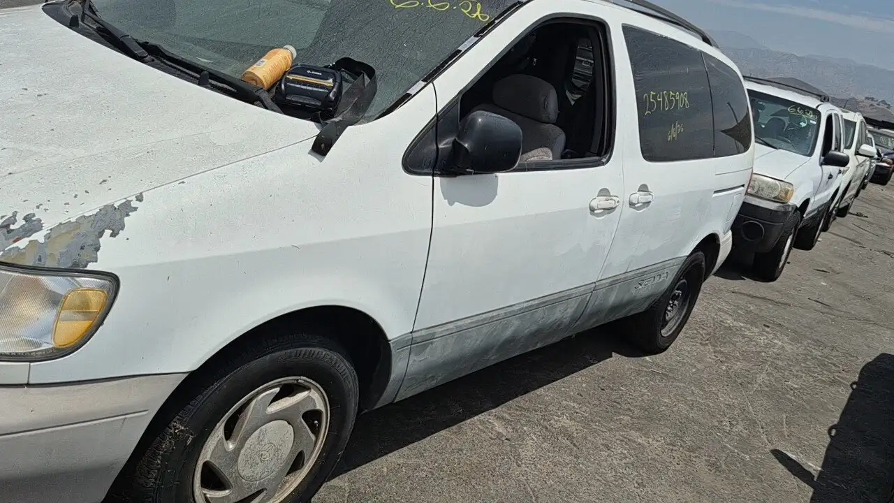 Photo of 2000 Toyota Sienna
