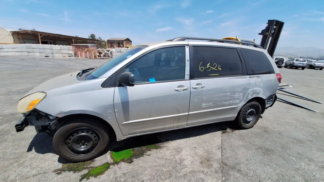 Photo of 2004 Toyota Sienna
