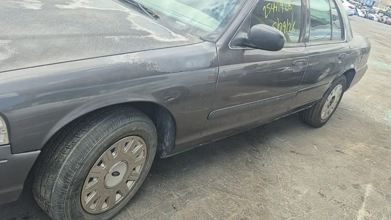 Photo of 2005 Ford Crown Victoria