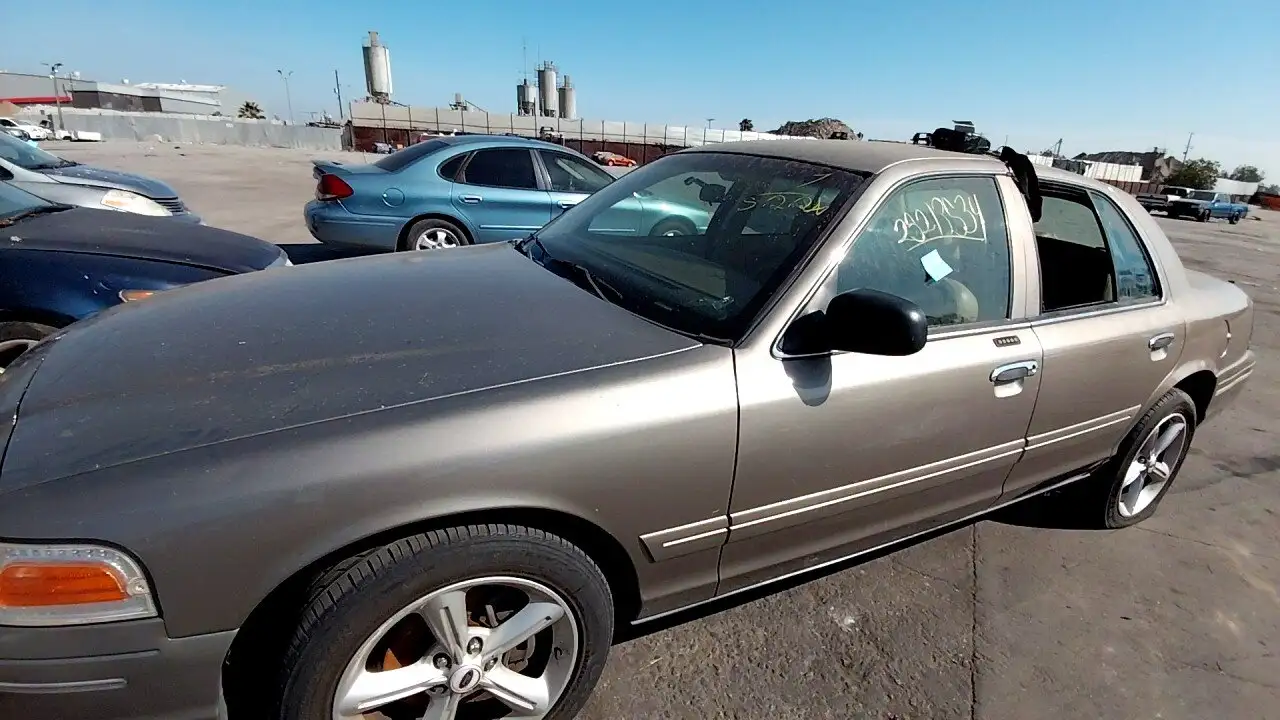 Photo of 2005 Ford Crown Victoria