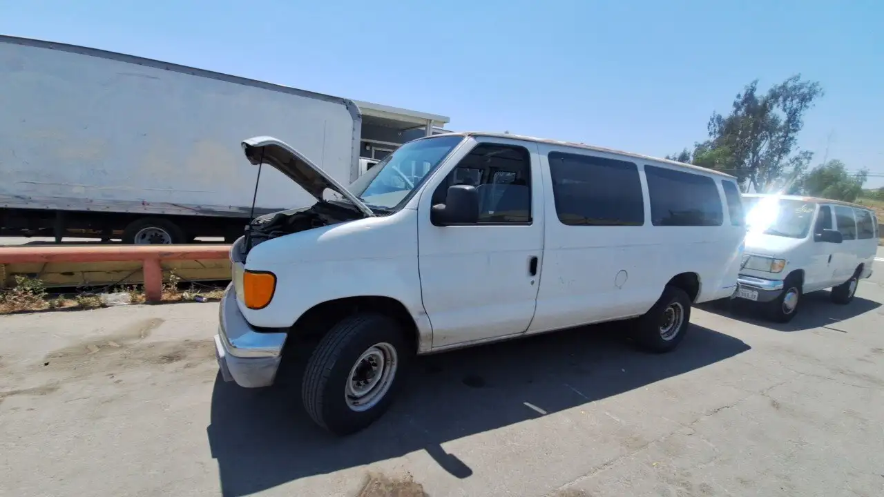 Photo of 2004 Ford E-350 Club Wagon
