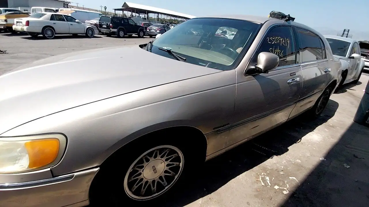 Photo of 2002 Lincoln Town Car